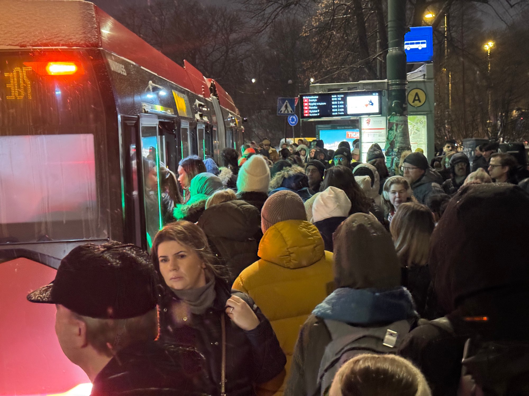 Store forsinkelser i kollektivtrafikken: – Mye snø og glatt føre