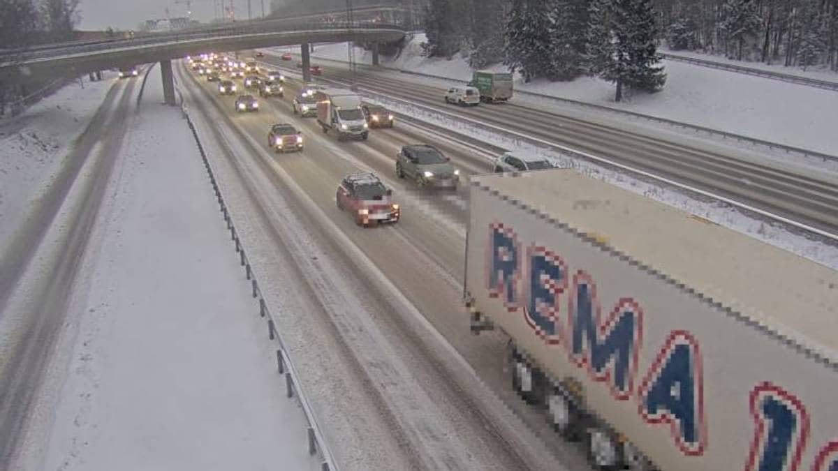 Snøværet skaper trøbbel i trafikken på Østlandet: – Ta det med ro