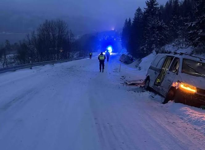 To biler havnet i grøfta