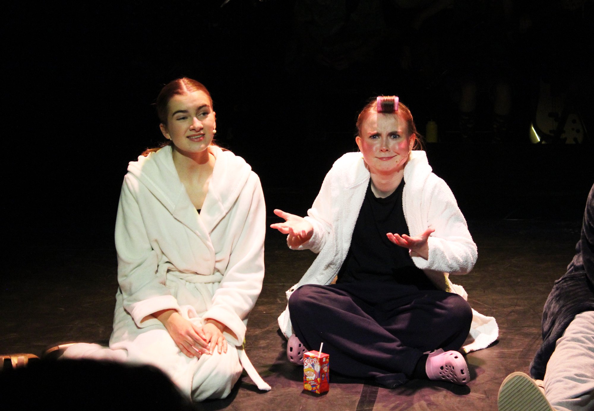 Munchrevyen 2026: Her får publikum «kjeft» for å le for høyt