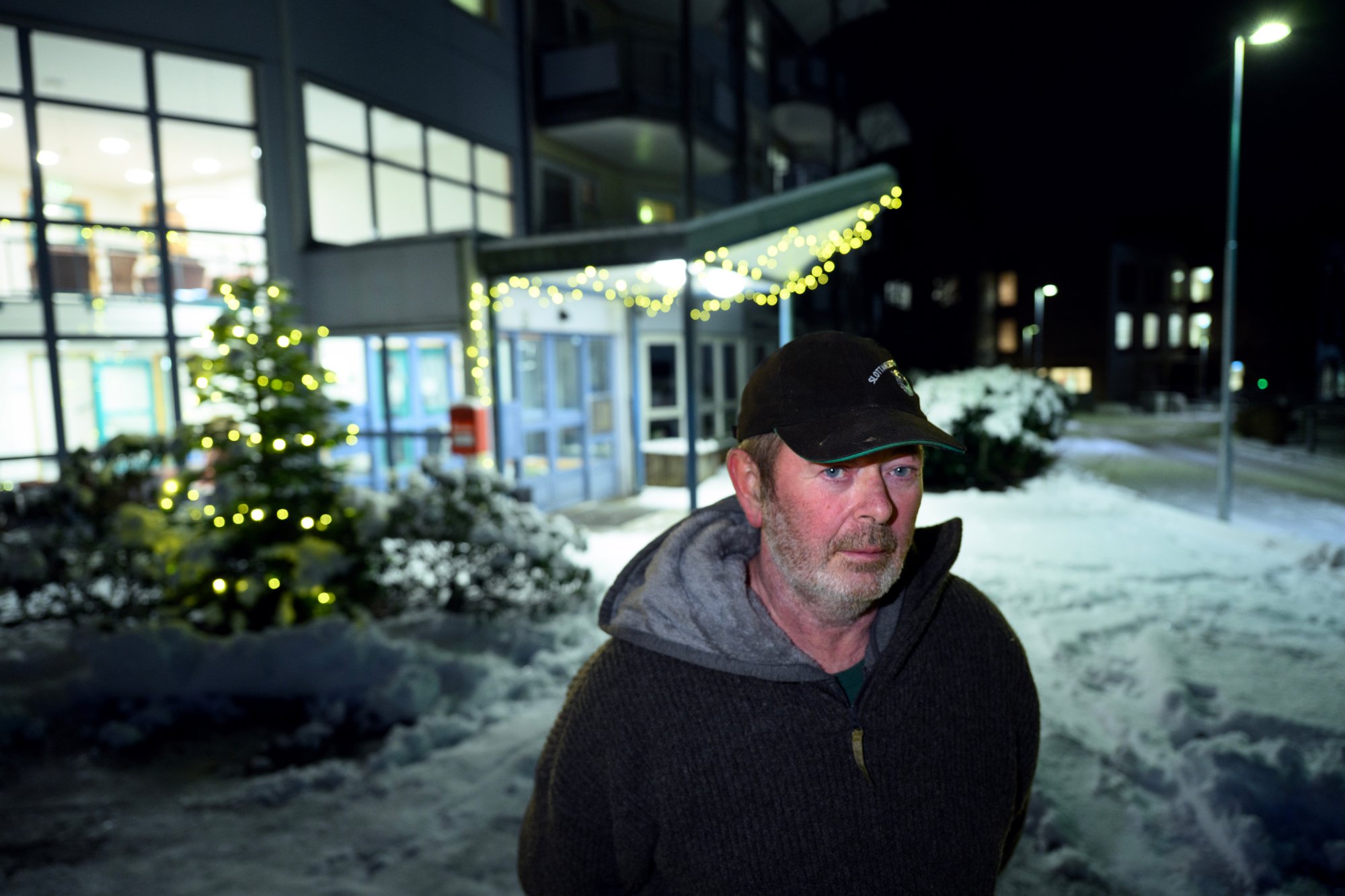 Glatt og dårlig måking av snø også på kommunal grunn. Rundt Midtbygda sykehjem, her kommer man seg ikke ut med rullestol