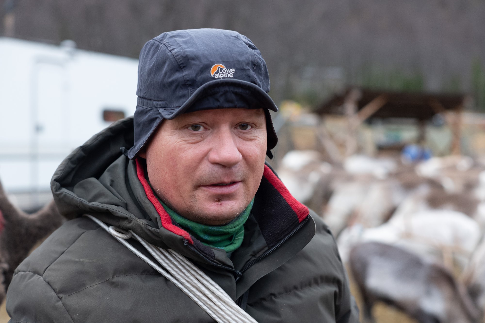 TRUSSEL: – Dagens forvaltningsregime for rovvilt er en trussel mot reindriftsnæringa, mener Johan Anders Oskal som er leder for Stuoranjárga reinbeitedistrikt. Nå sover han i campingvogn inne i innhegningen for å avverge nattlige rovdyrangrep.