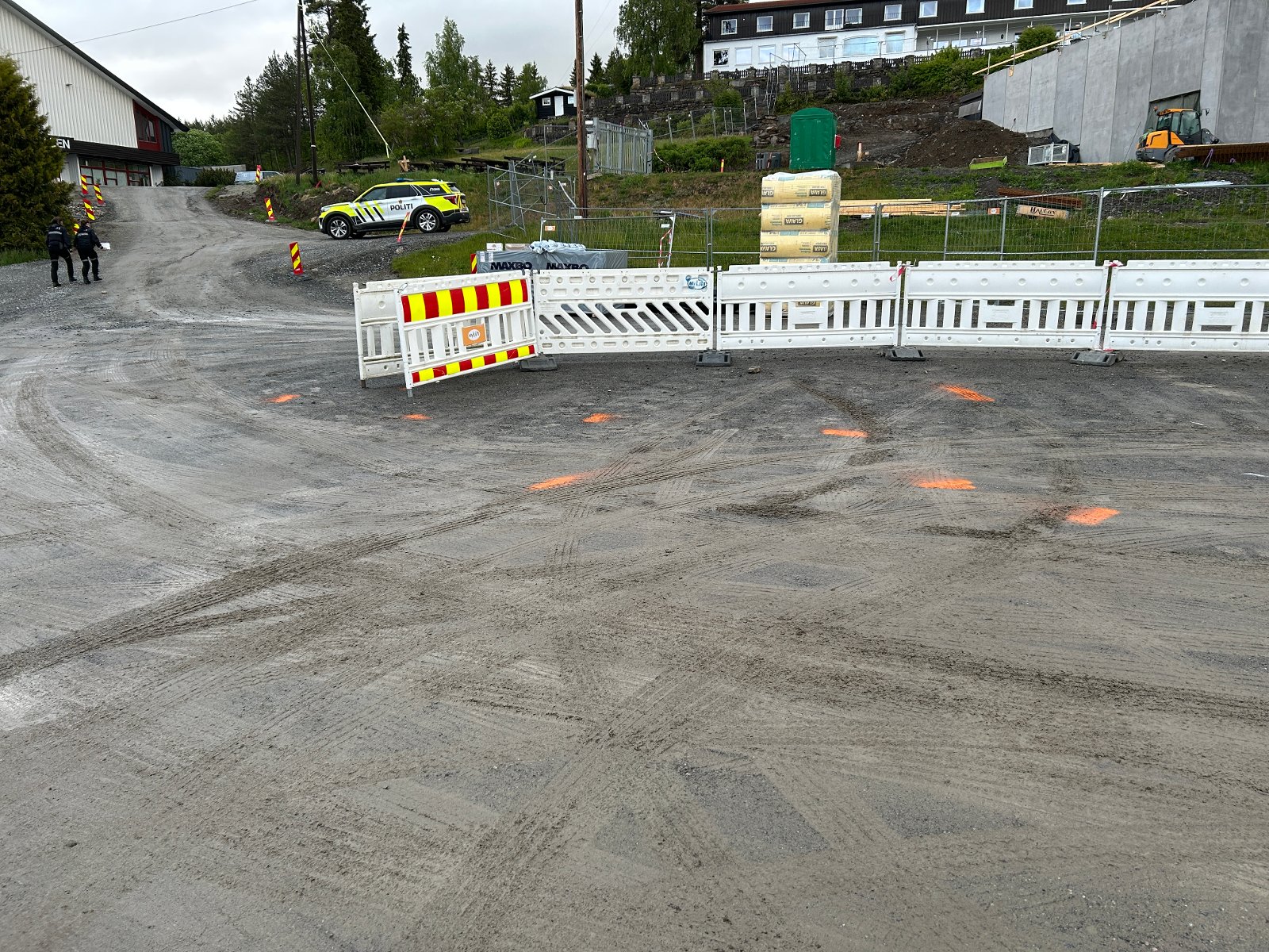 Da offeret for honningfellen flyktet fra stedet, ble han slått i bakken og omringet