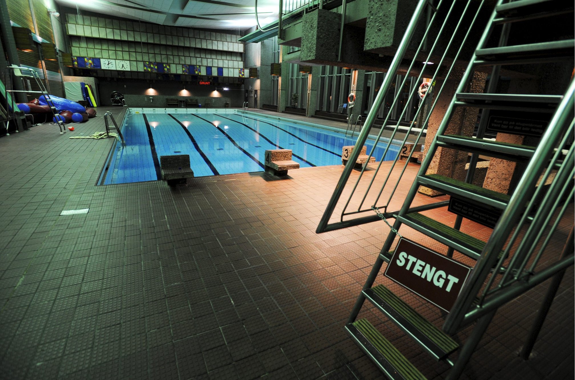 Fallende besøk i svømmehallen – øker billettprisen