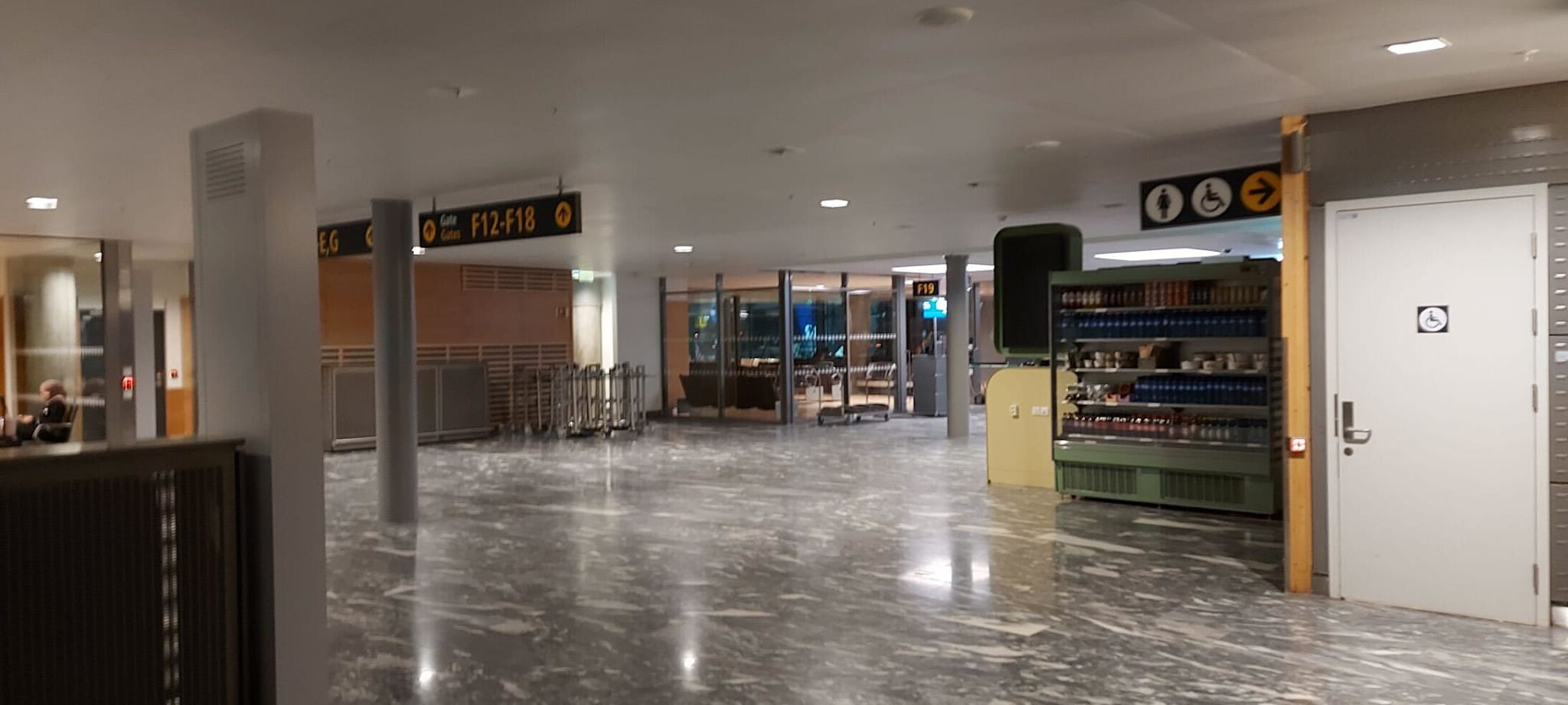 Titusener strømløse på Romerike. Gardermoen  går på nødaggregat. 