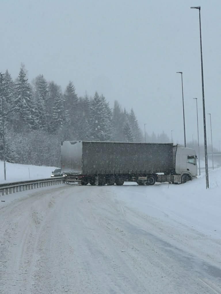 Vogntog sperrer riksvei 4: – Vi må prioritere hardt, sier politiet