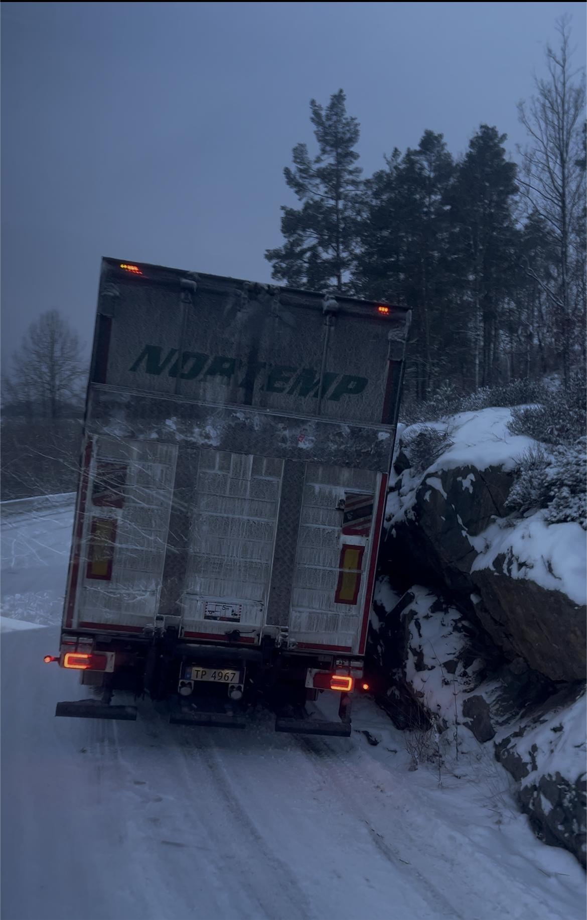 To lastebiler kjørt ut