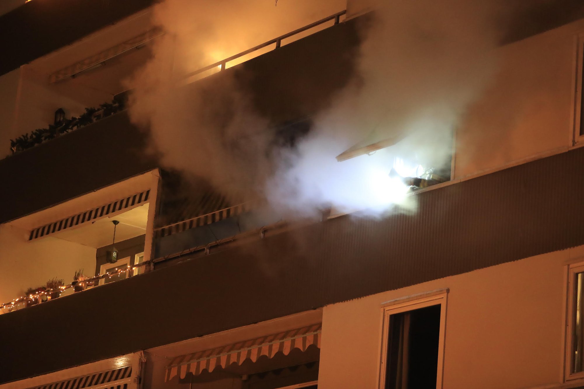 Dramatisk brann i boligblokk: – En person alvorlig skadet