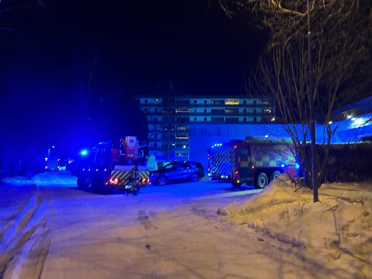 Færder: Brann i boligblokk - én person alvorlig skadet