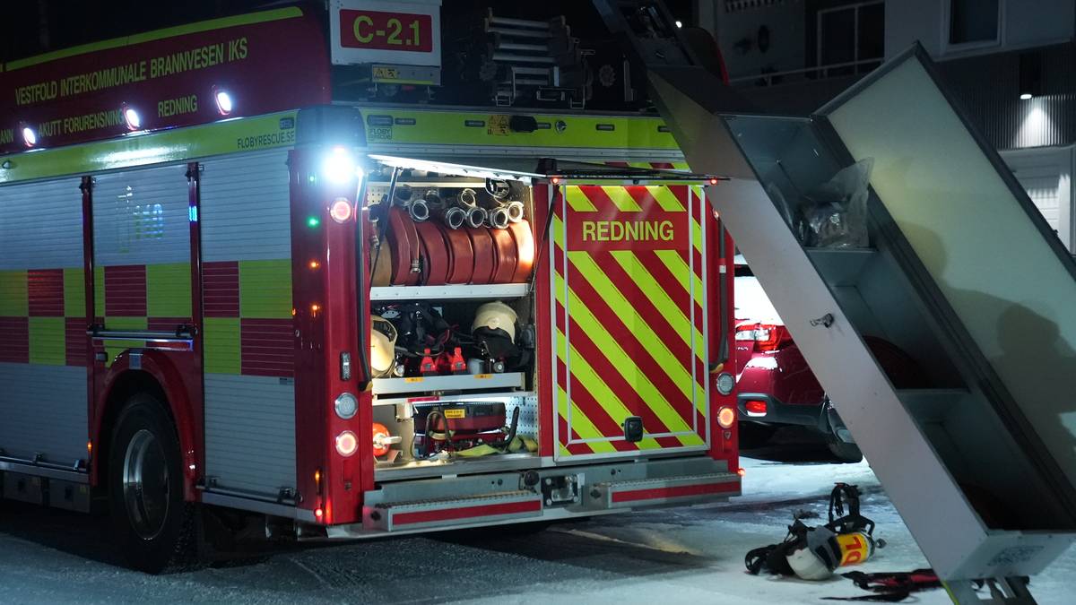 Én mann kritisk skadd i brann i Færder