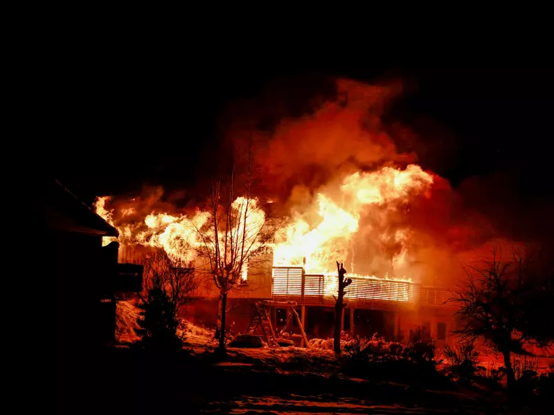 To brannkonstabler antatt omkommet etter kraftig boligbrann i Verdal