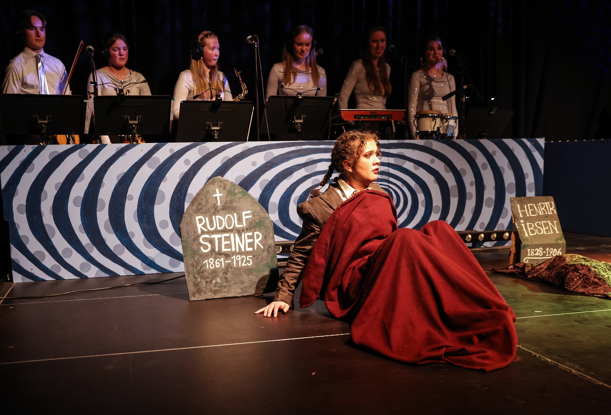 Rudolf Steiner spilt av Naomi Reiss-Bendixen står opp fra de døde.