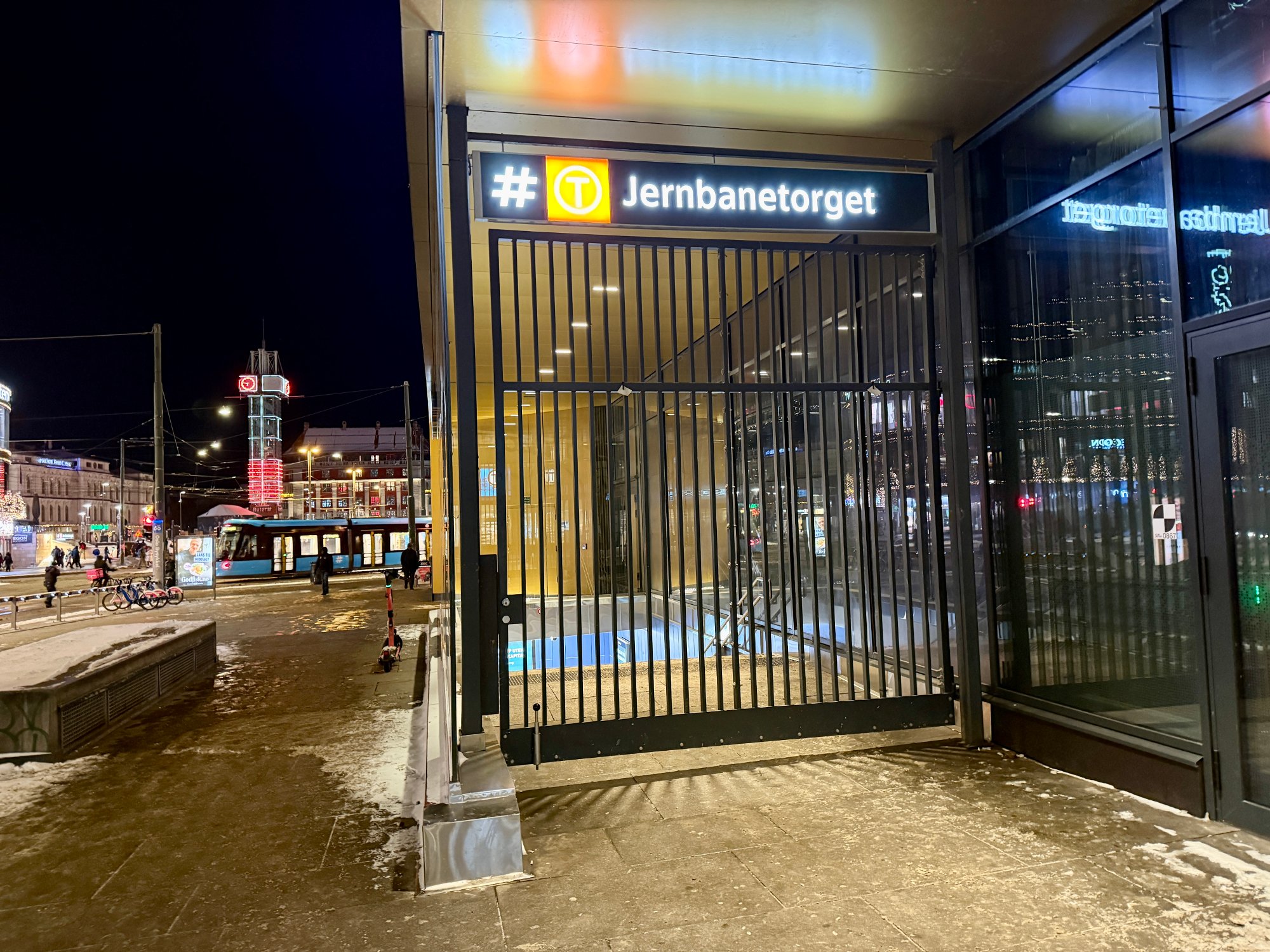 Den «såpeglatte» trappa på Jernbanetorget ble stengt to ganger – dette sier Sporveien om gjenåpning