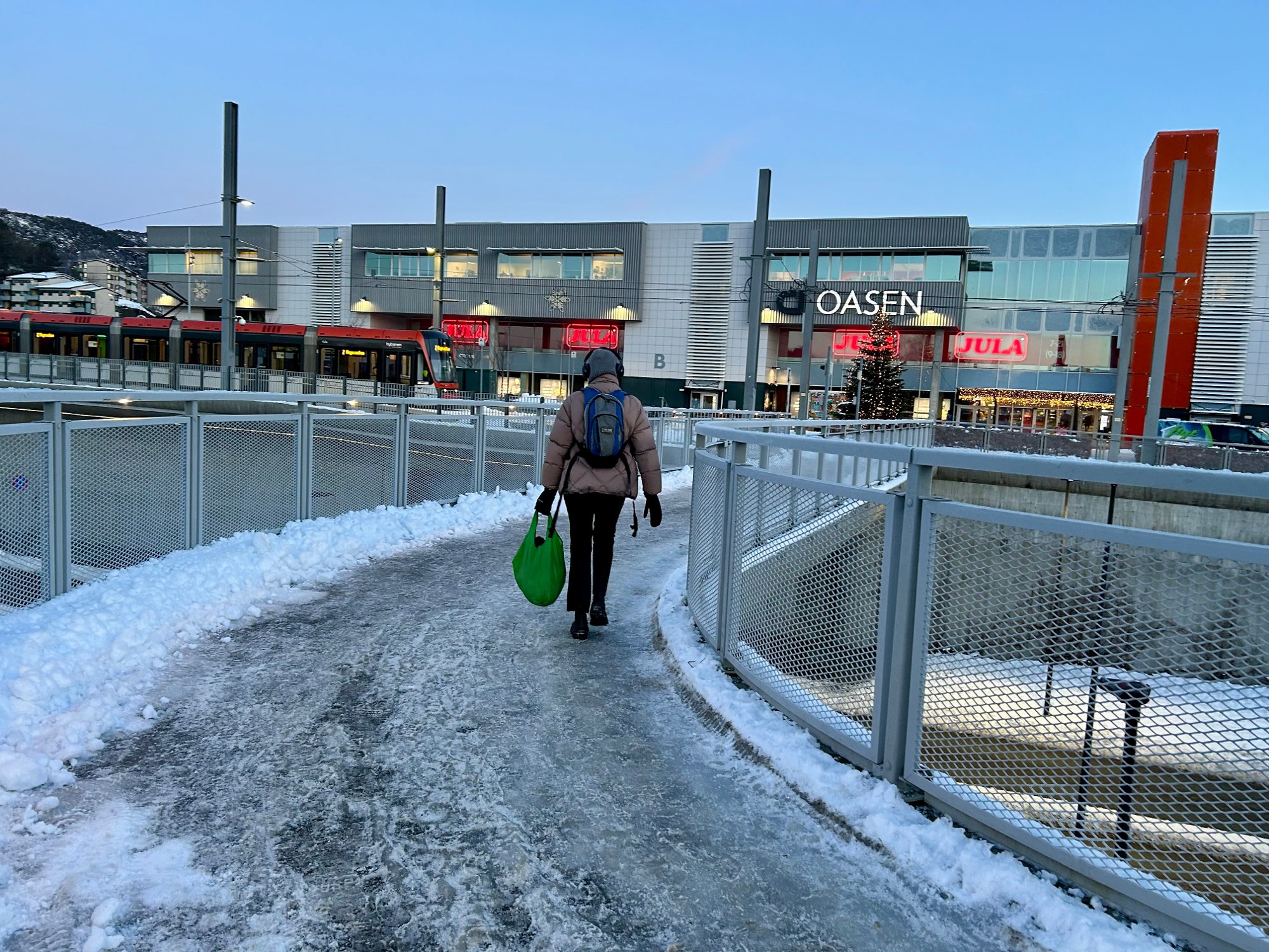 Reagerer kraftig på forholdene på gangbroen: – Livsfarlig for oss litt eldre