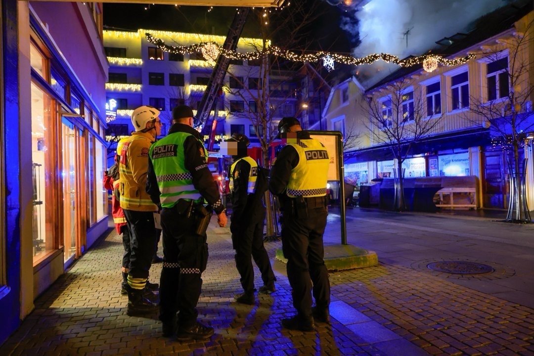 Fem politibetjenter fraktet til sykehuset etter evakuering i storbrannen – har ikke hatt tilgang på verneutstyr