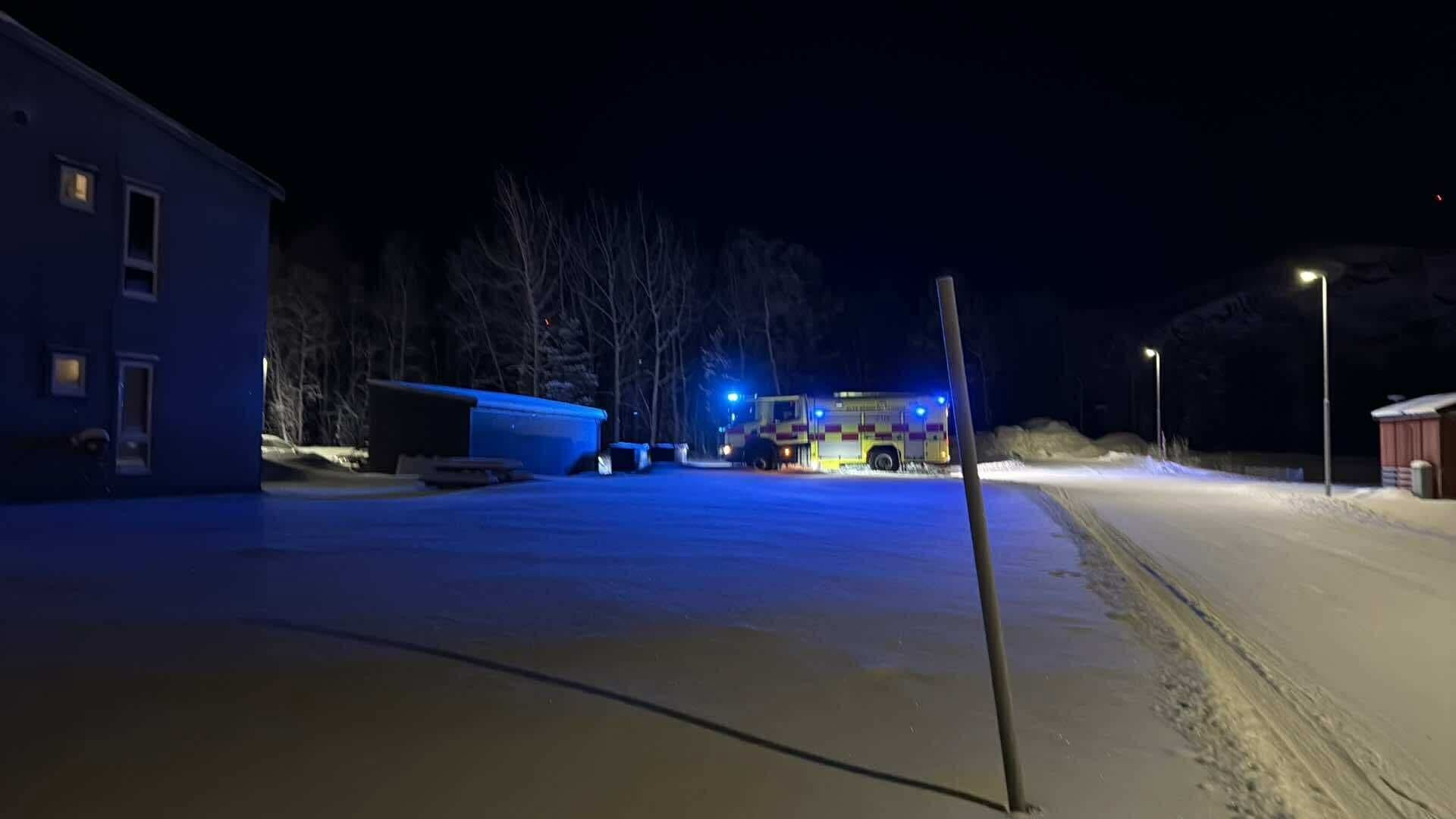 Rykker ut til mulig pipebrann