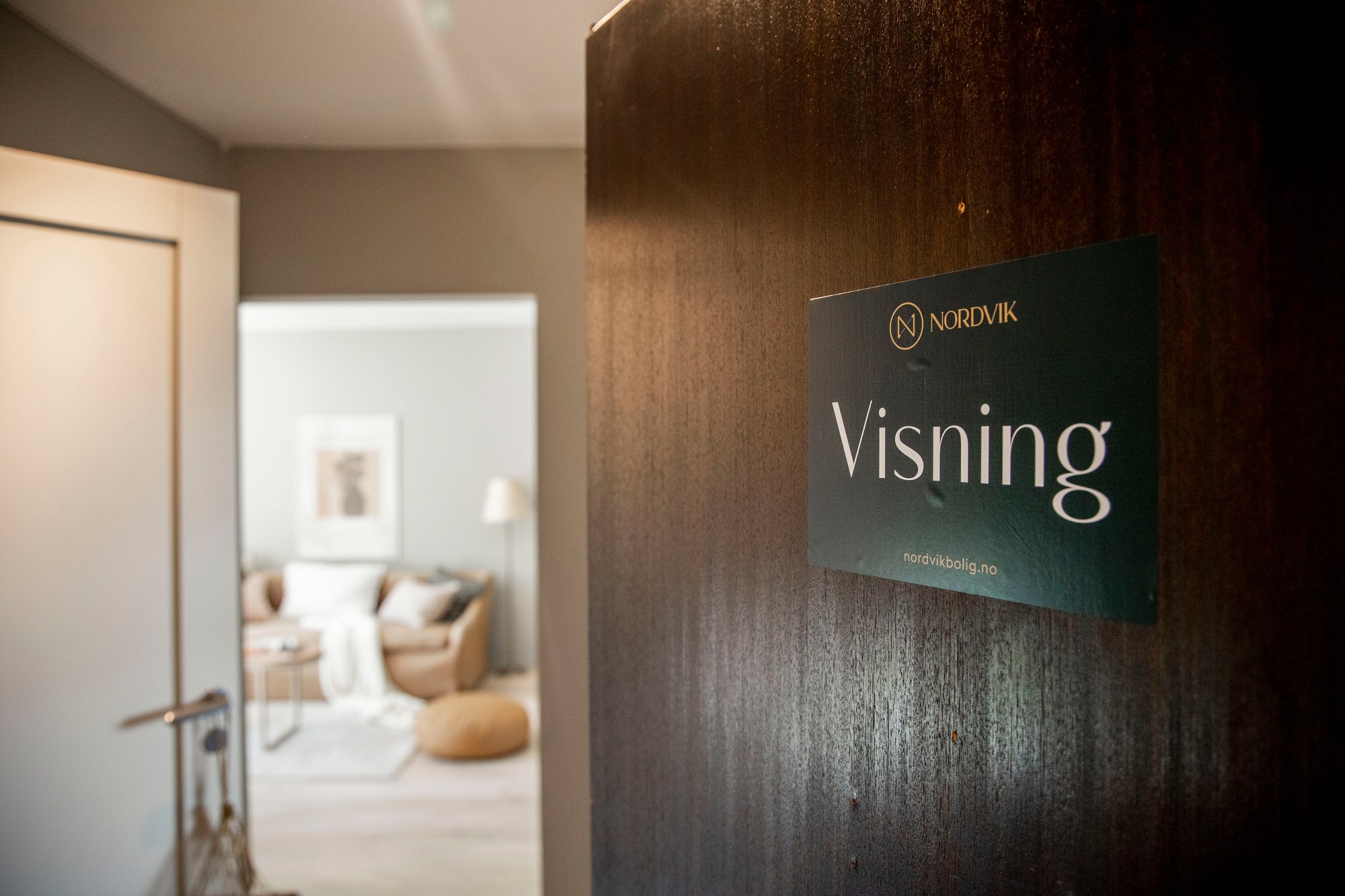 Oslo 20210713. 
Illustrasjonsbilde av visning. Boligsalg, visningskilt, boligmarked, visning, eiendomsmegler, eiendomsmegling.
Foto: Beate Oma Dahle / NTB