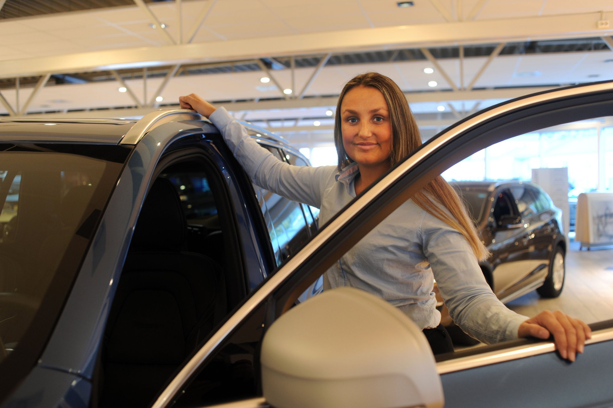 BILSELGER: Stine Sannes startet som bilselger hos Sommerseth AS for tre uker siden og hun har allerede solgt sju biler. – Jeg har alltid syntes biler og salg har vært spennende. Og da jeg fikk muligheten til å jobbe i den fineste bilforretningen i Narvik, kunne jeg ikke si nei, sier hun.