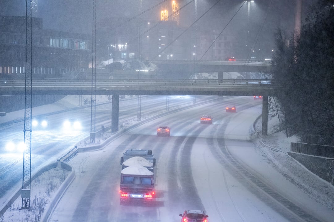 Brøytebilene jobber på spreng: – Har vært ute i hele natt