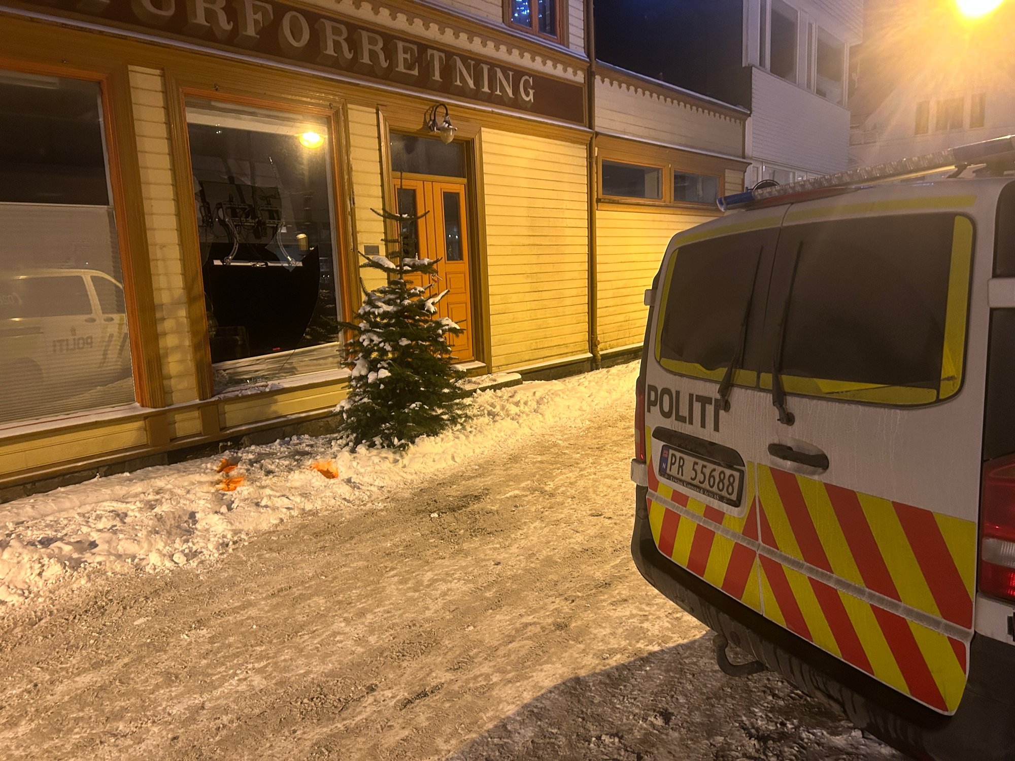 Bil sett kjørende bort etter innbrudd i Kafe Johan 