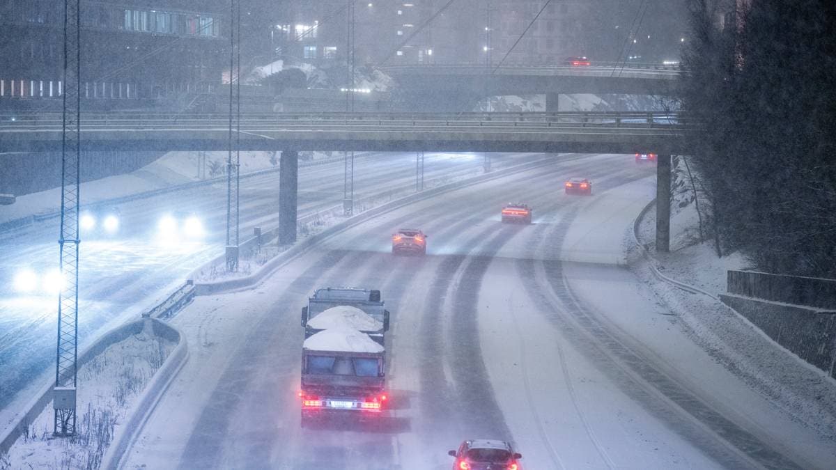 Østlandet våkner til mer snø: Trafikken flyter bra