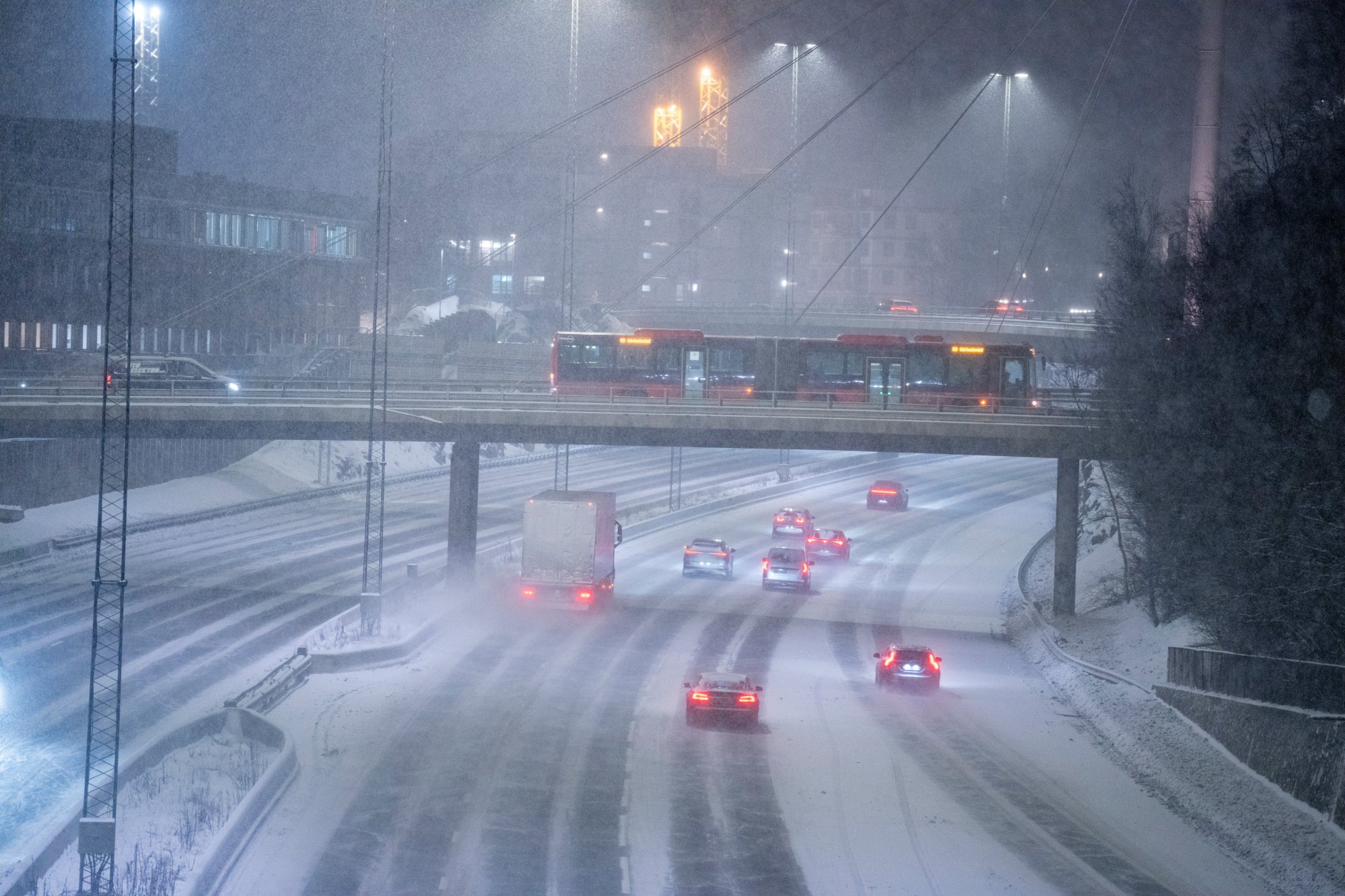 God flyt langs veiene på Østlandet tross snøvær – men folk bes stadig beregne ekstra tid til jobb