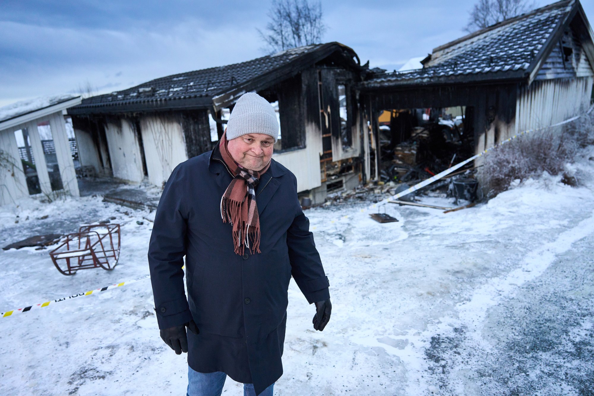 Verdal-ordfører Knut Snorre Sandnes (H) på branntomta dagen etter brannen.

Brann i enebolig i Vinne i Verdal.