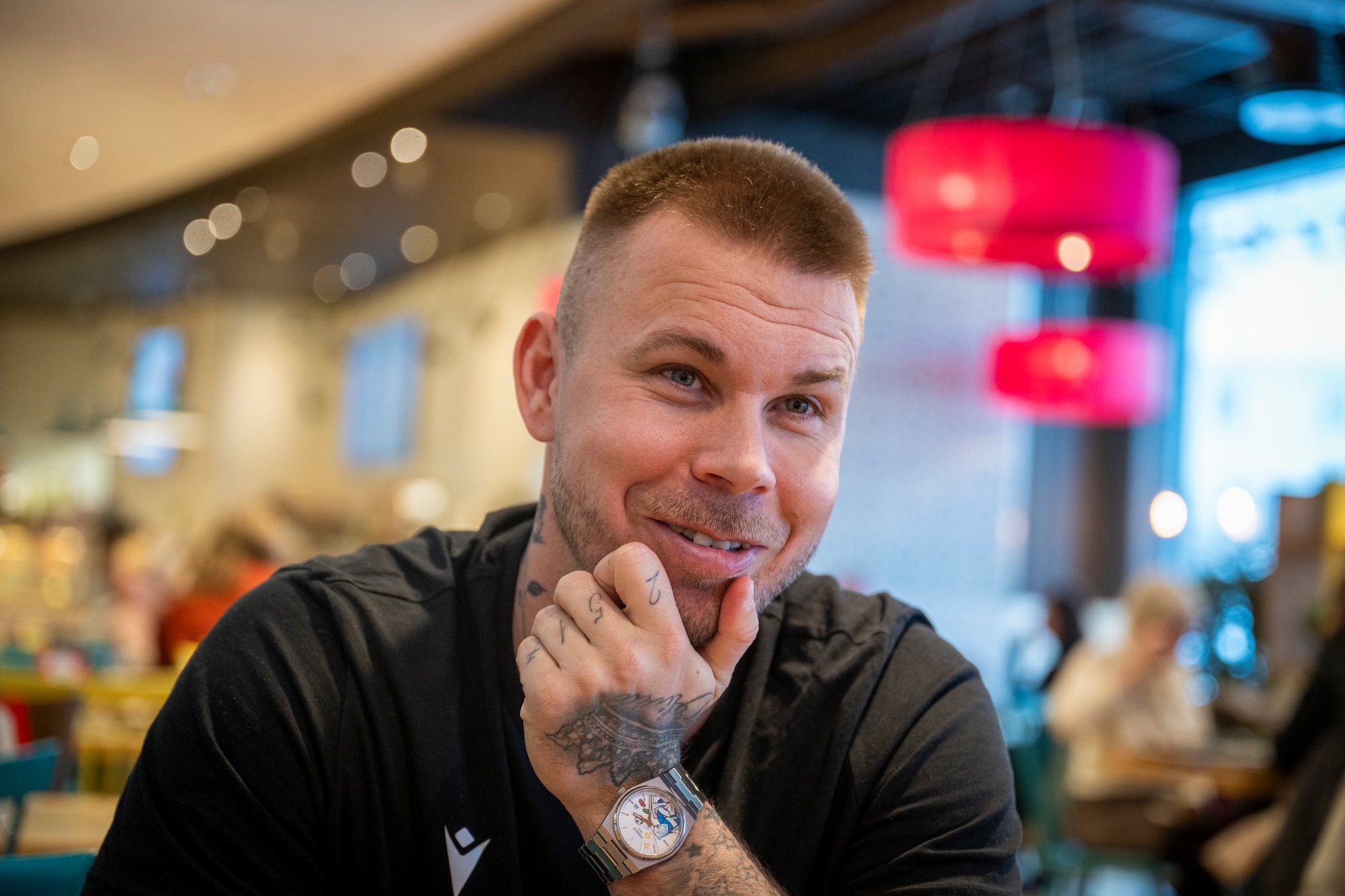 Marcus Pedersen slutter som postmann for å begynne i ny jobb.