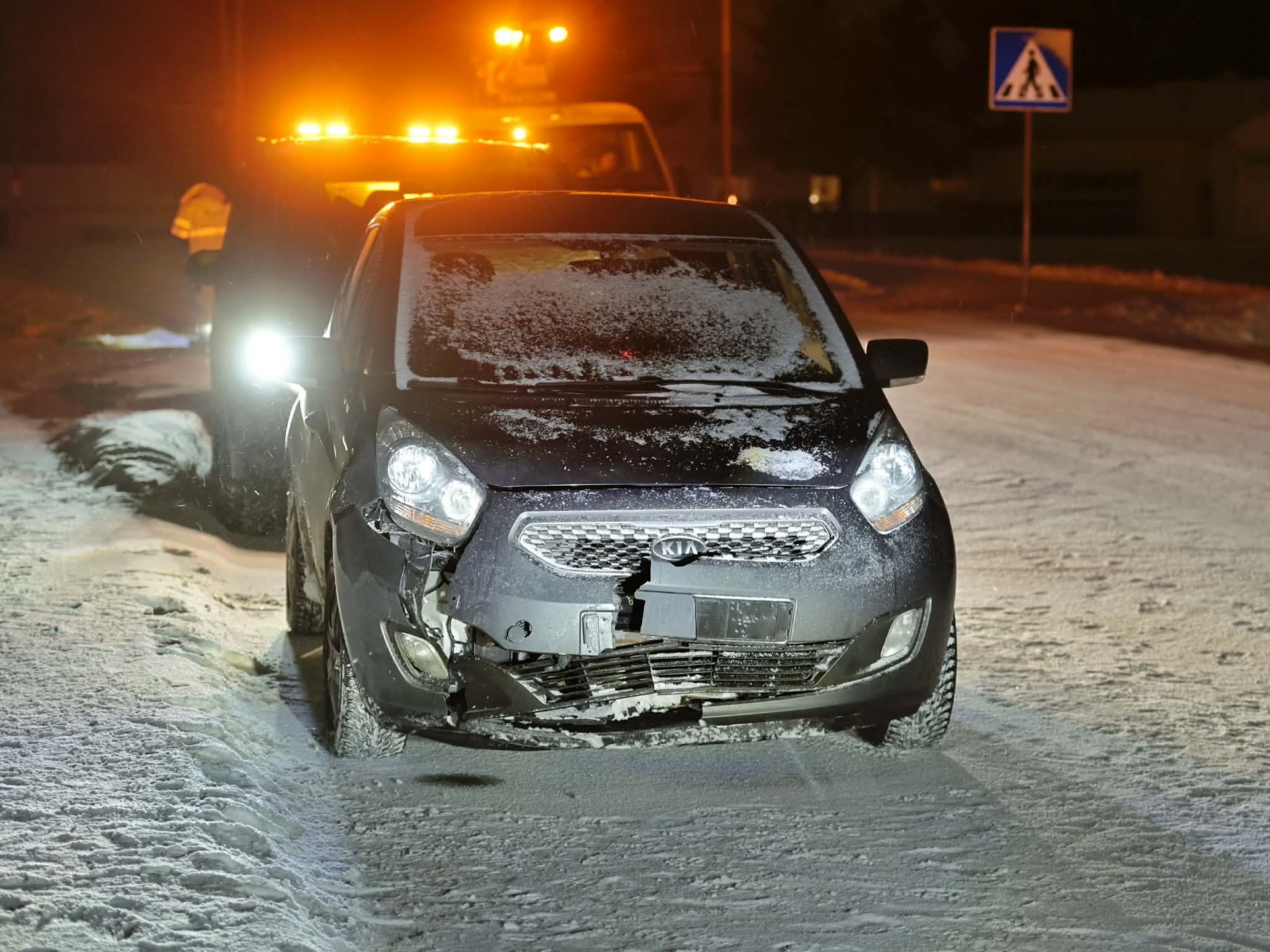 Bil har kjørt av veien og inn i lysstolpe: – Glatt