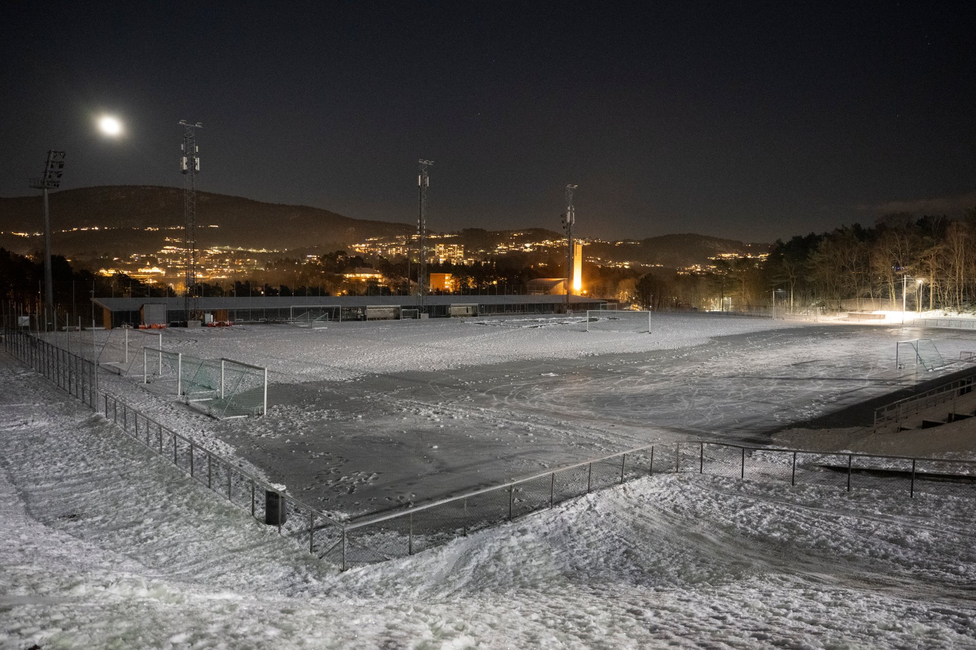 Frosne fotballbaner gjør det vanskelig å trene.

Det var is på den ene banen på Varden