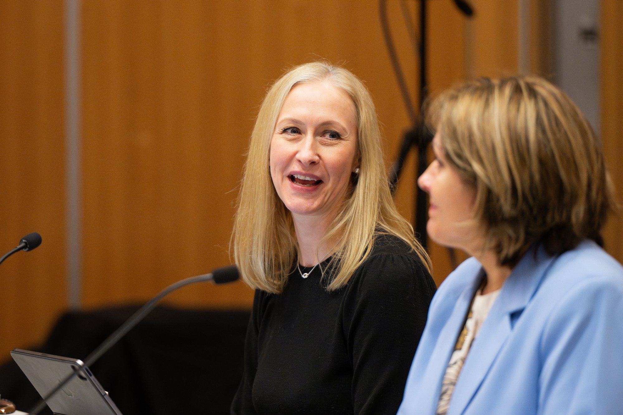 Tromsø 20240109. 
Styreleder Renate Larsen og administrerende direktør i Helse Nord 
Marit Lind under et ekstraordinært styremøte i Helse Nord på Radisson Blu Hotel i Tromsø.
Foto: Astrid Pedersen / NTB