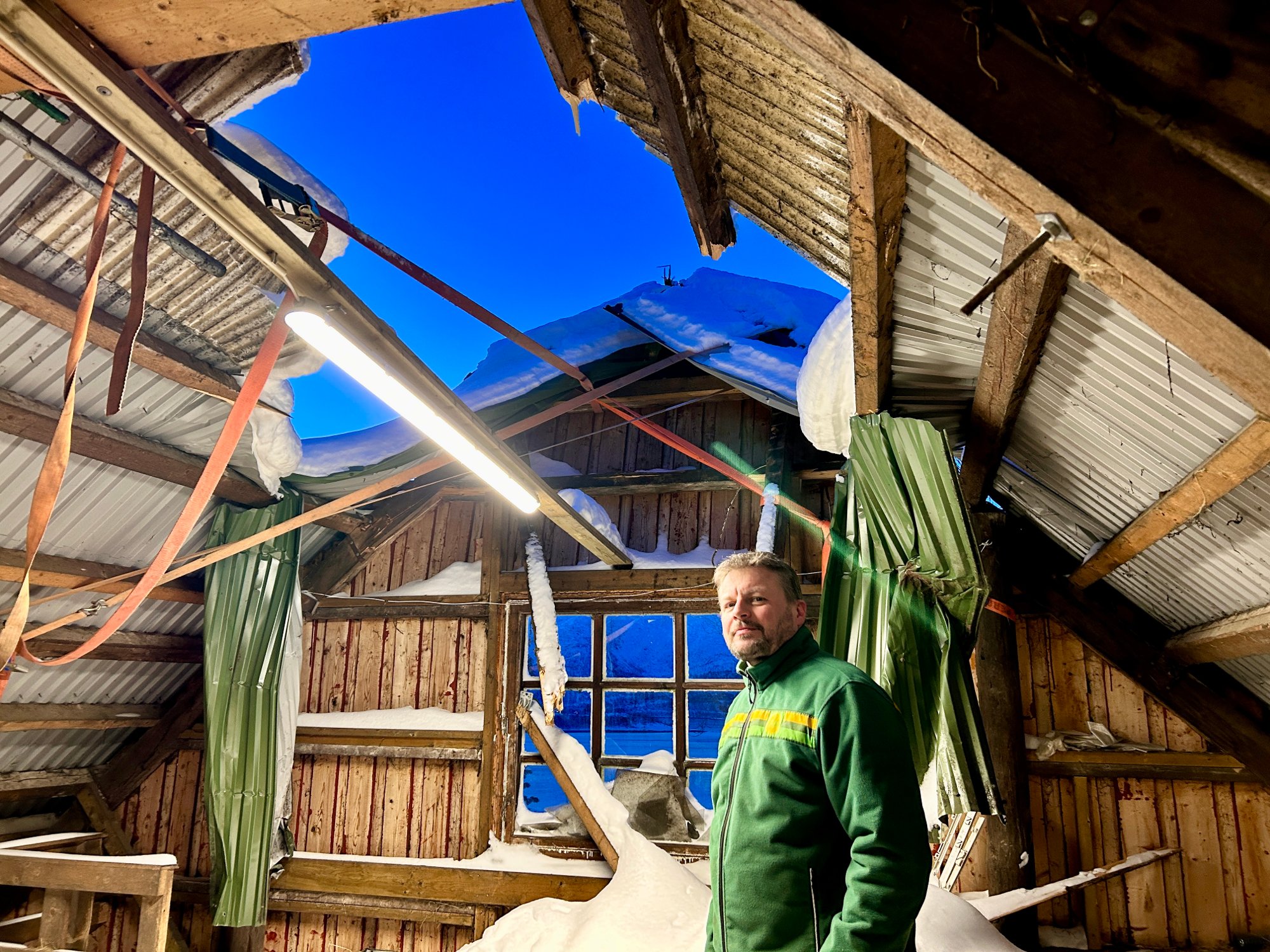 Vinden løftet av taket og slengte det på plenen: – Jeg unner ingen dette