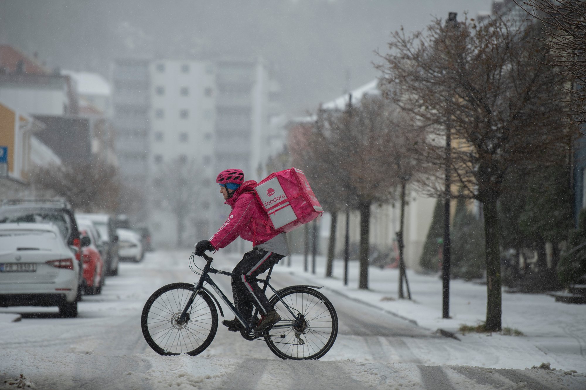 Foodorabud på vei til sultne mager en kald vinterdag. Selskapet «ruster kraftig opp for vinteren», og skylder på klimaendringene.