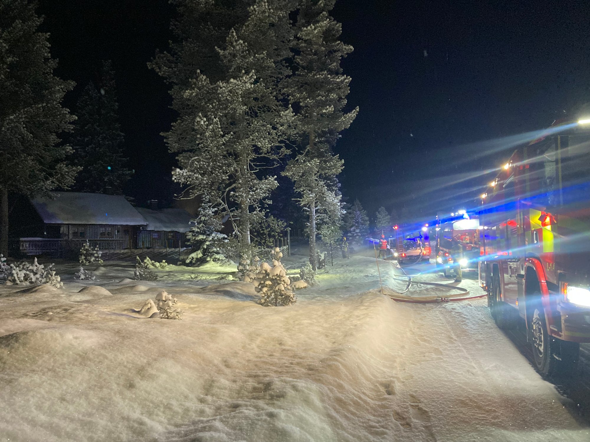 Rykket til brann ved hytte