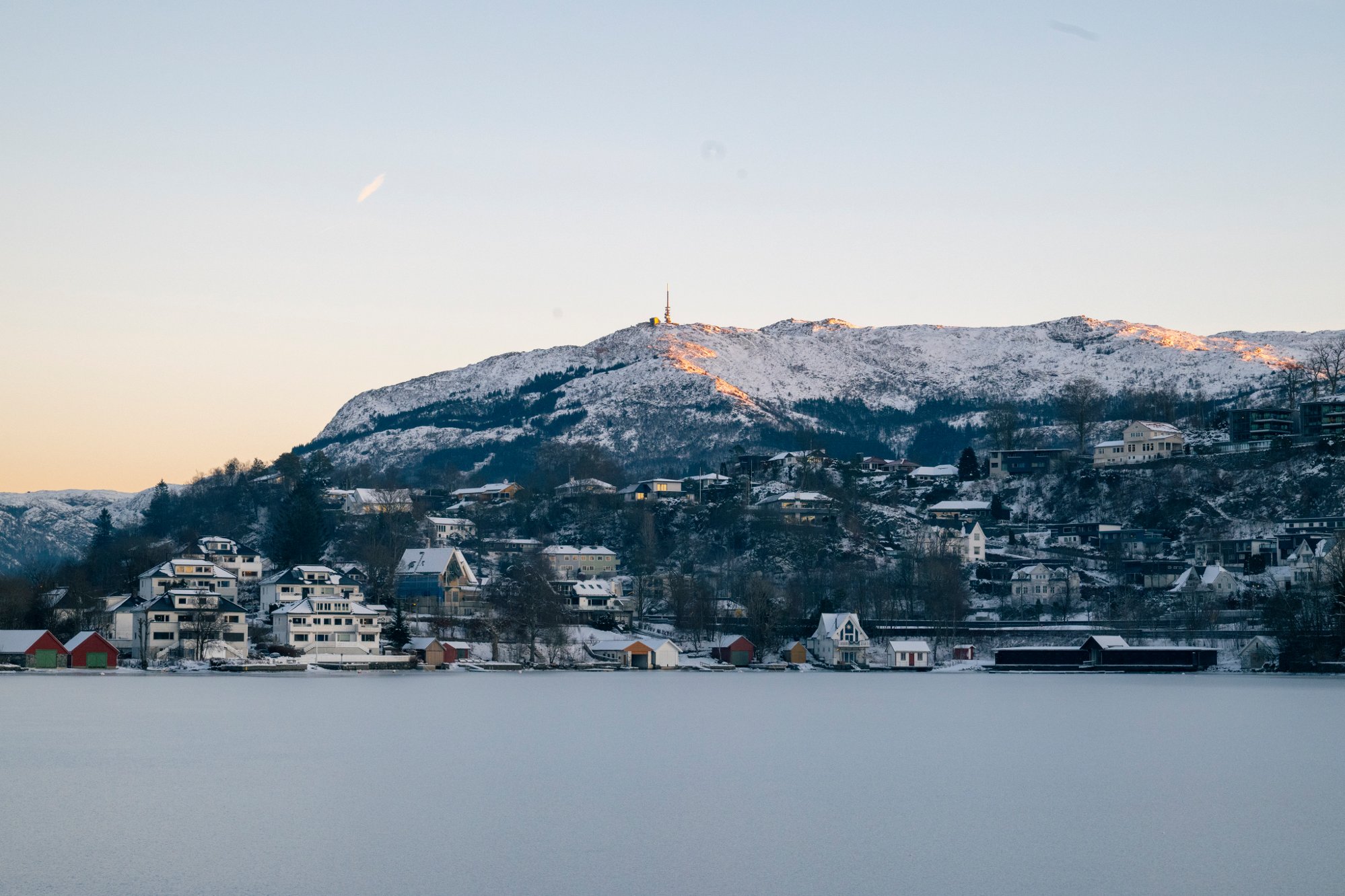 Kjølig lørdag. Så snur det.