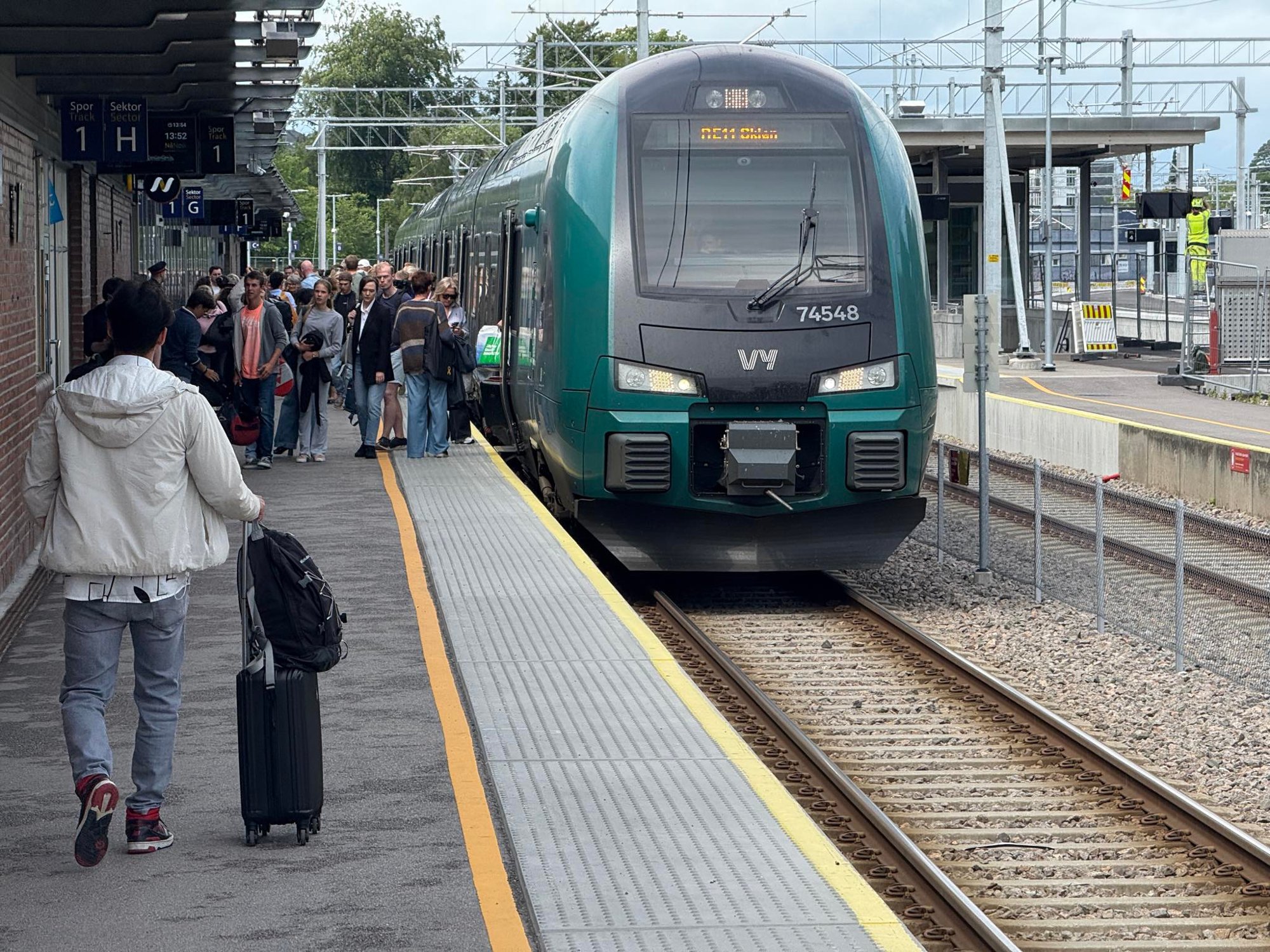 jernbanestasjonen, togpassasjerer, vy, jernbane