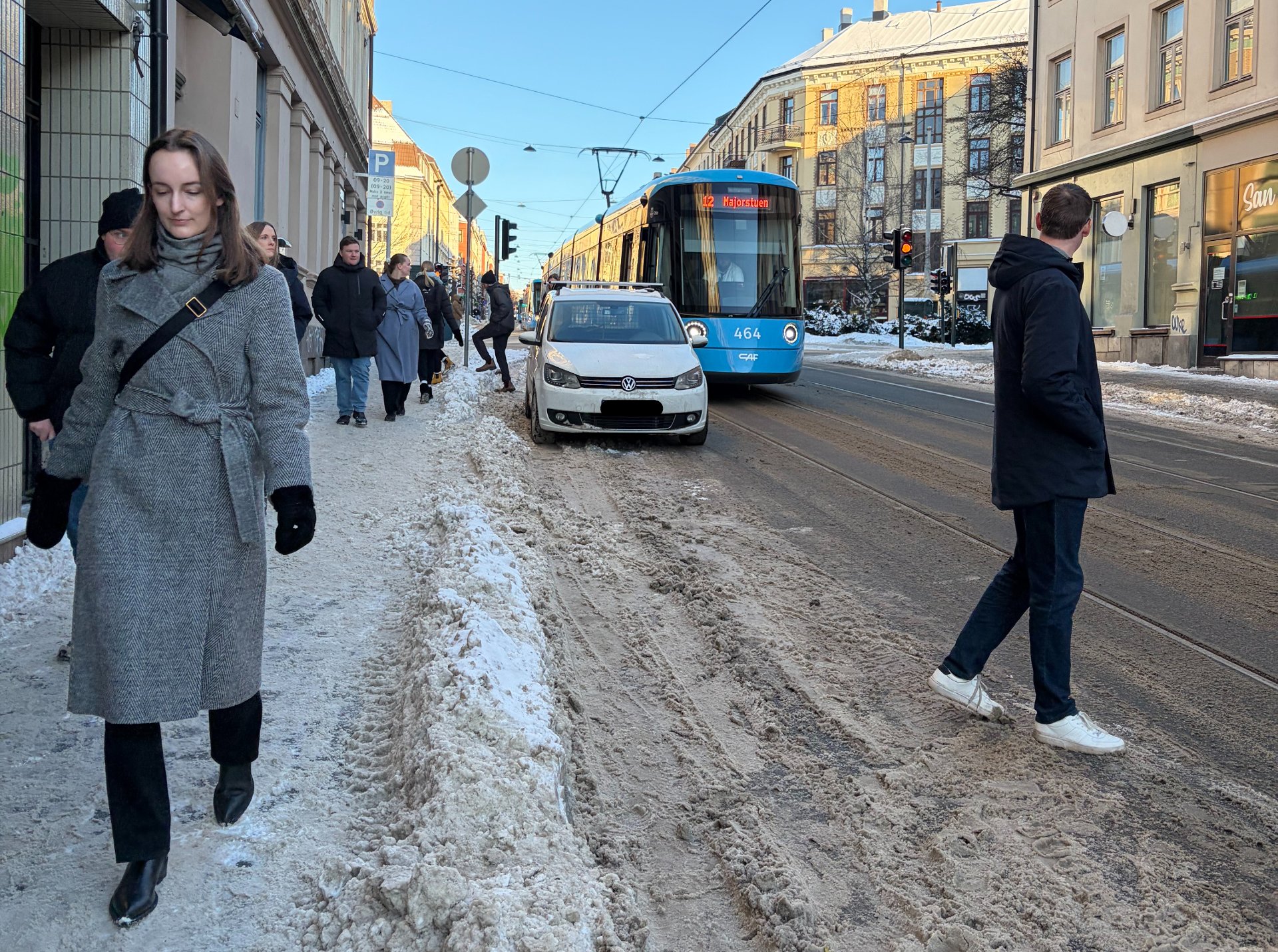 Parkert bil hindret trikken – minst fire trikker i kø