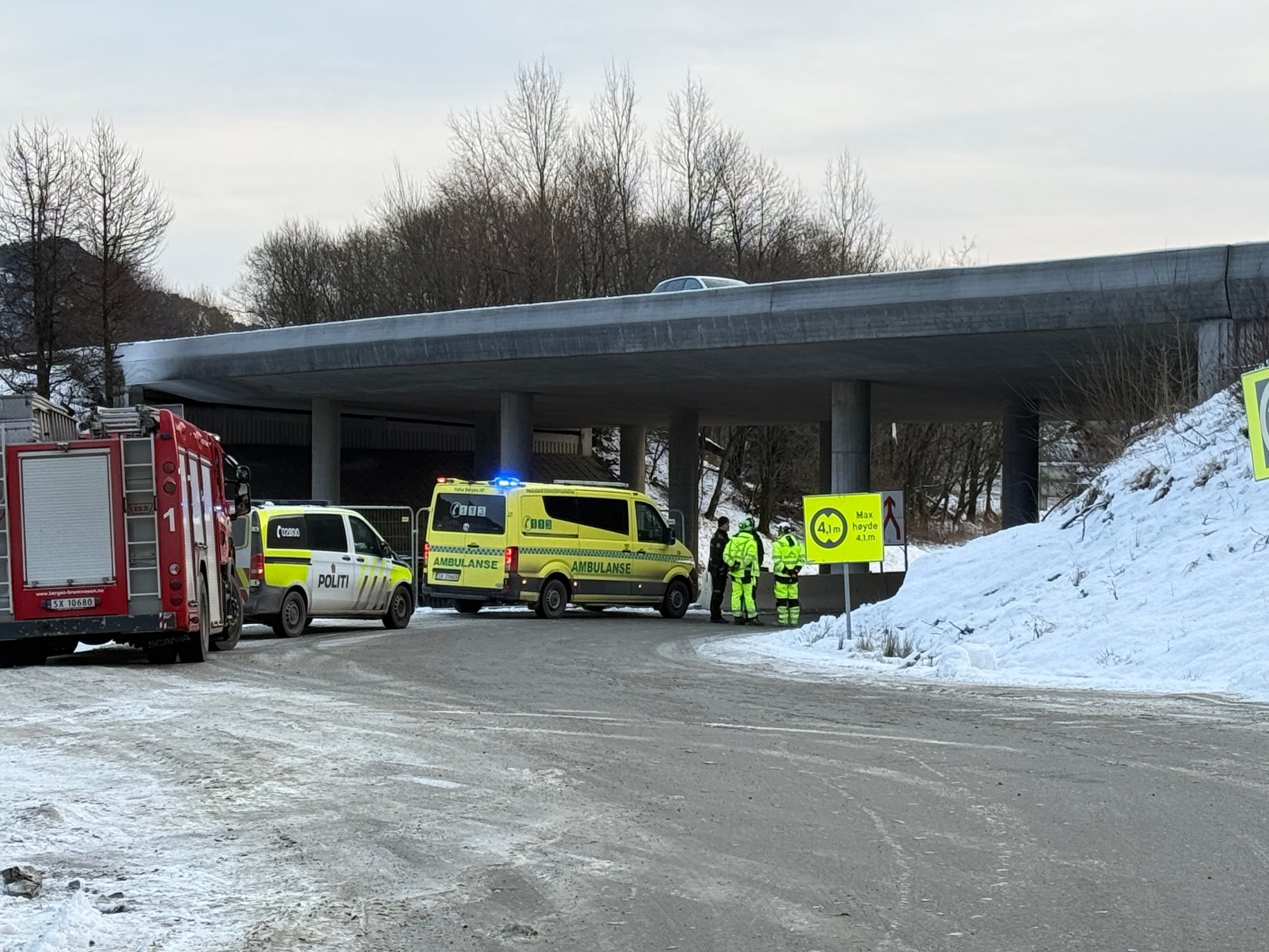 Lastebil kjørte inn i bro