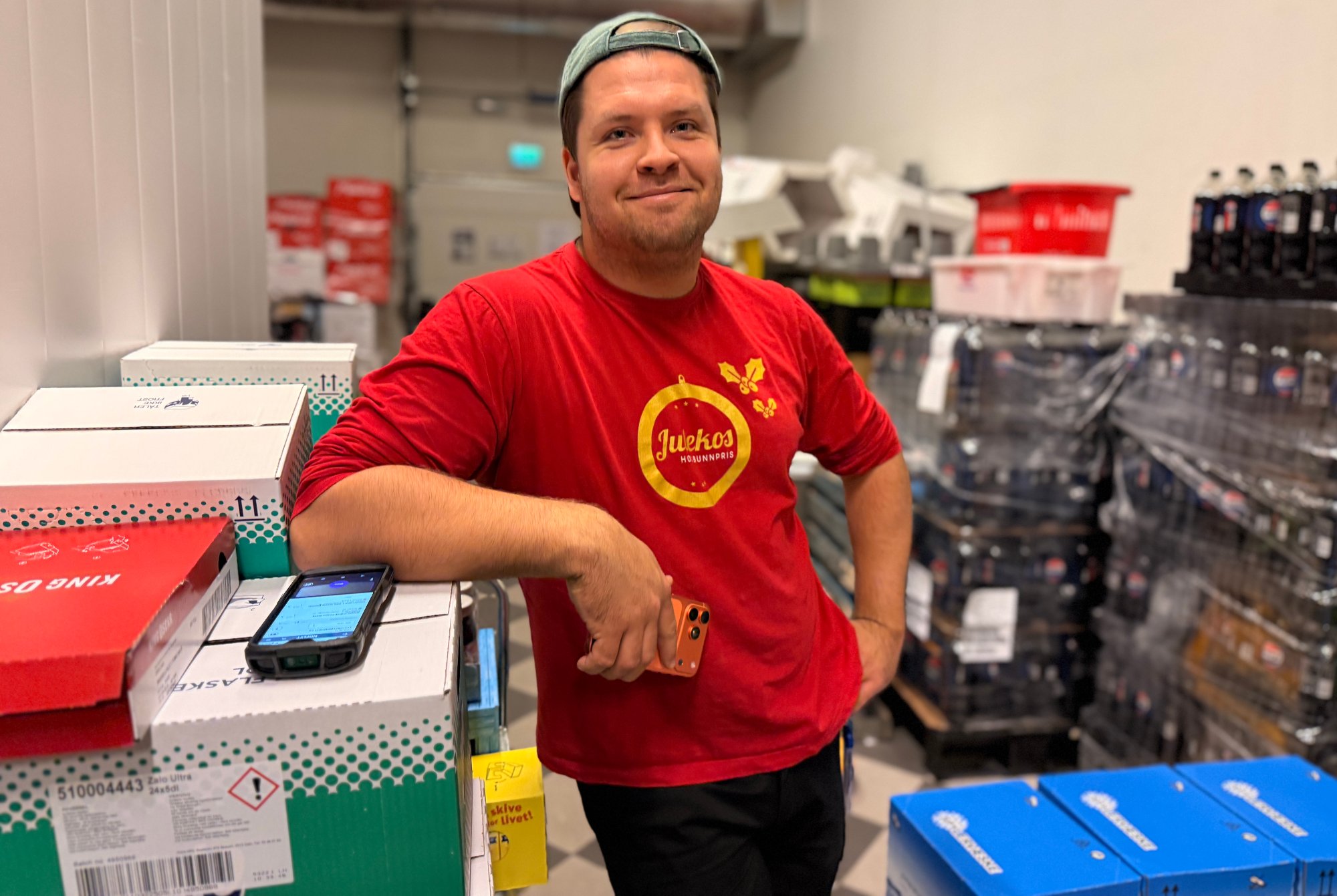 Sondre (25) har funnet seg godt til rette som butikksjef her: – Trivelige bygdefolk som er glade i å preike