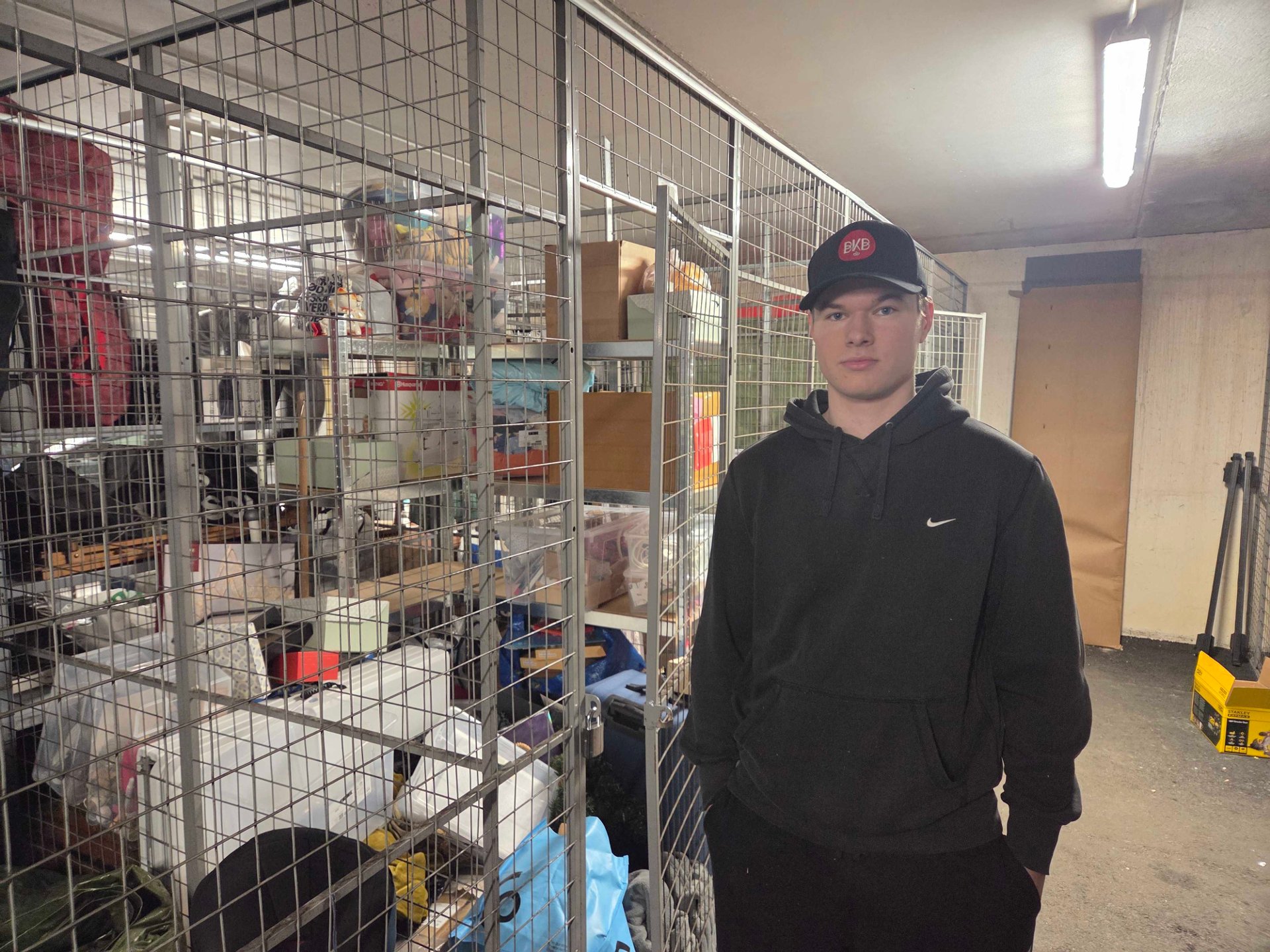 Våknet opp til innbrudd i boder: – Tullete