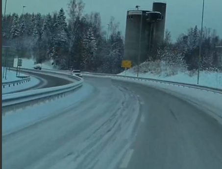 Her kjører bilen i feil kjøreretning på rv. 4