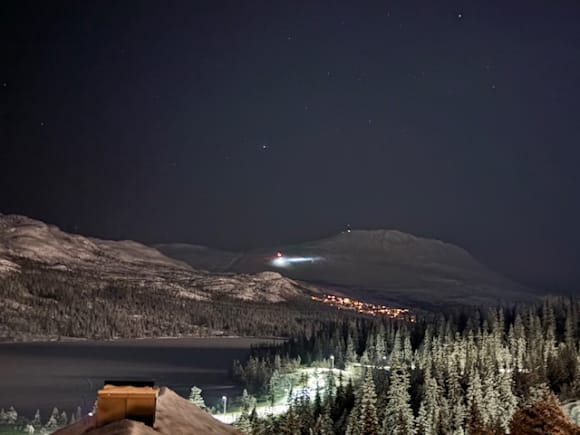 Fem utenlandske tenåringer er fraktet ut fra Gaustatoppen