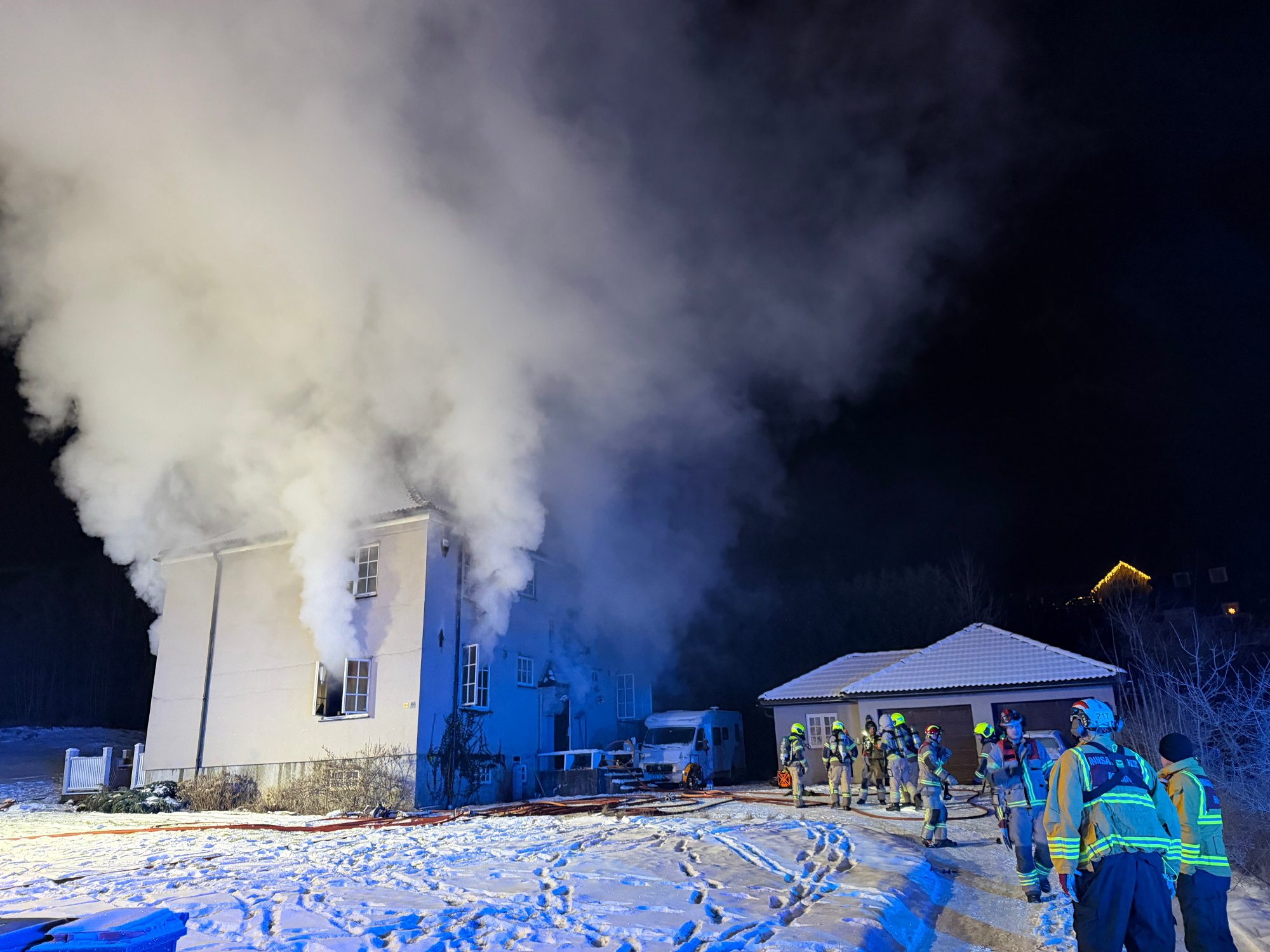 Enebolig totalskadd: – Brannen blusset opp igjen i natt