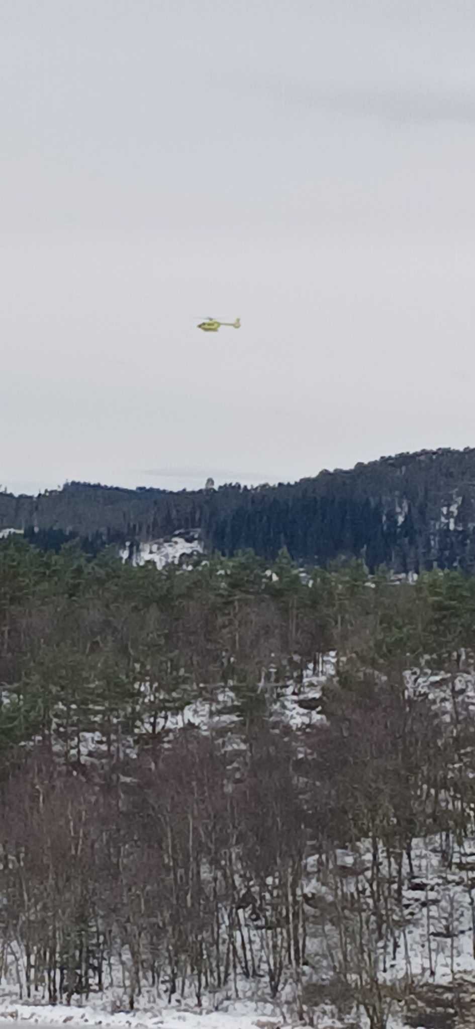 Mann i 60-åra gjekk gjennom isen