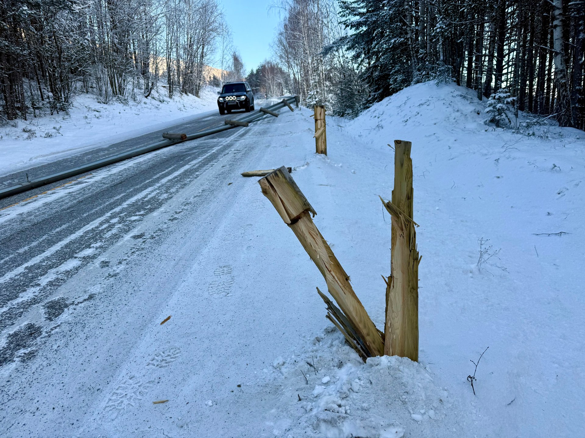 Traktorfører rev med seg 100 meter med autovern – fikk panikk og meldte ikke fra