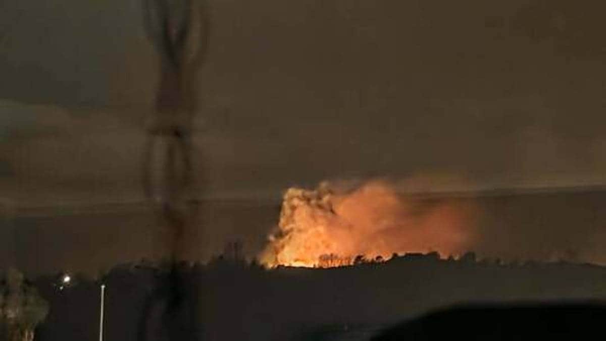 Brannvesenet om terrengbrannen: – Brannen hopper fra tre til tre