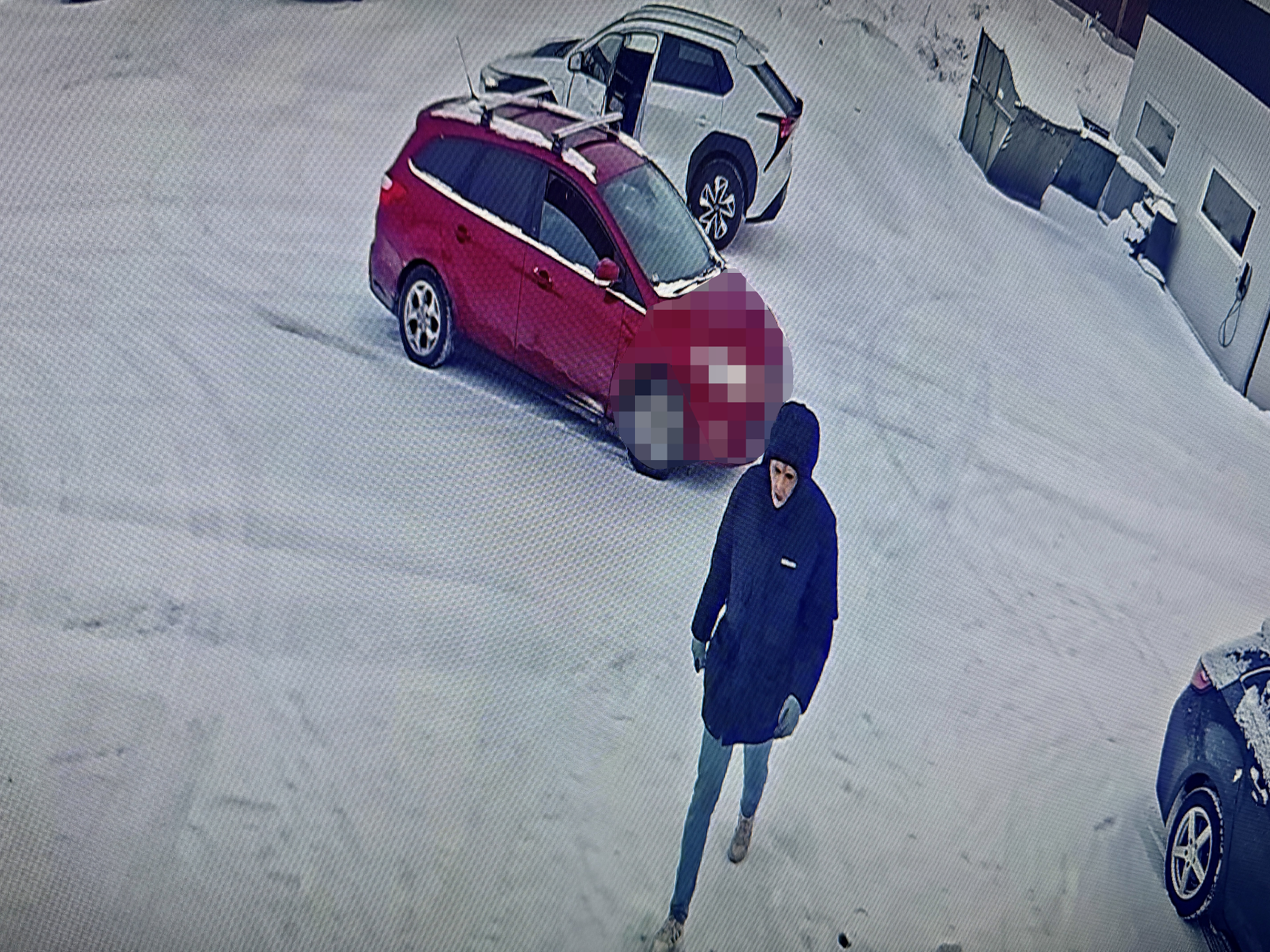 Maskert person brøt seg inn i verkstedet: Knuste vindu og stjal bil