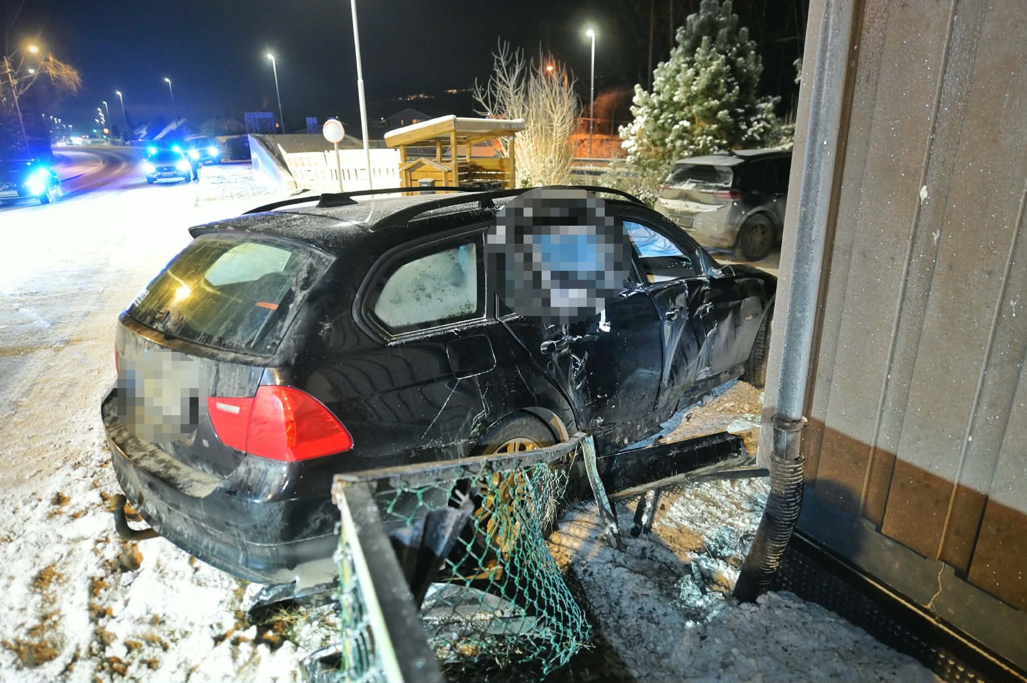 Bil skled av veien og kjørte inn i husvegg