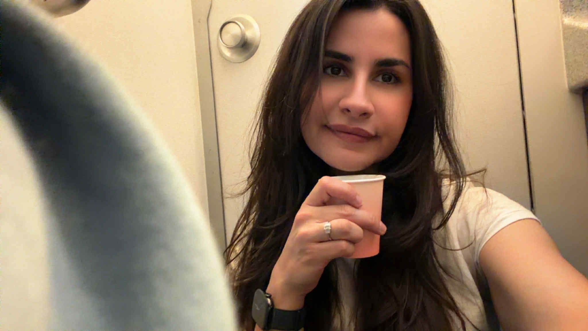 «Mina» og sønnen skal ha blitt utsatt for hets på flytur: – Få den drittungen til å holde kjeft