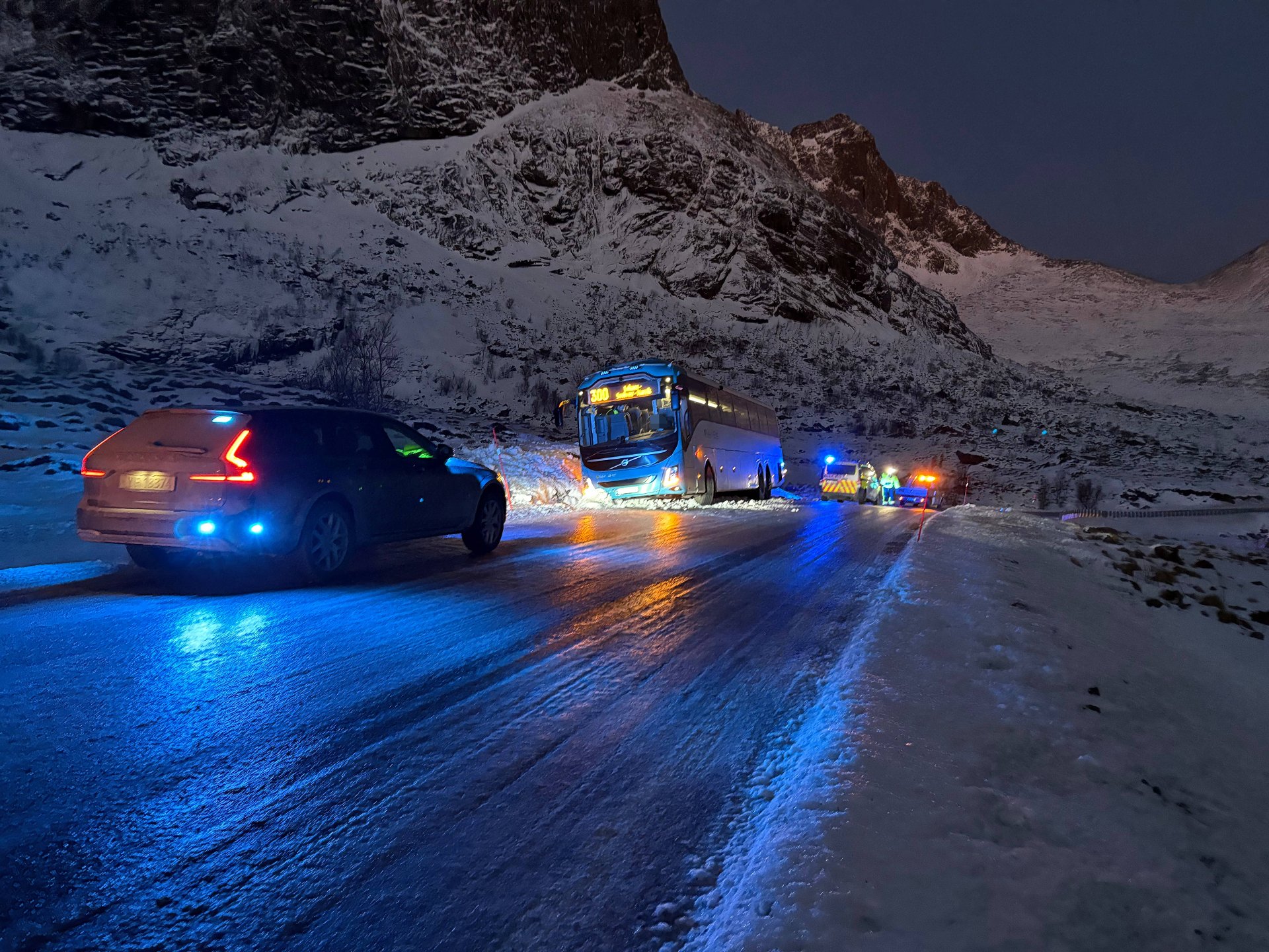 Buss med skoleelever blåst i grøfta